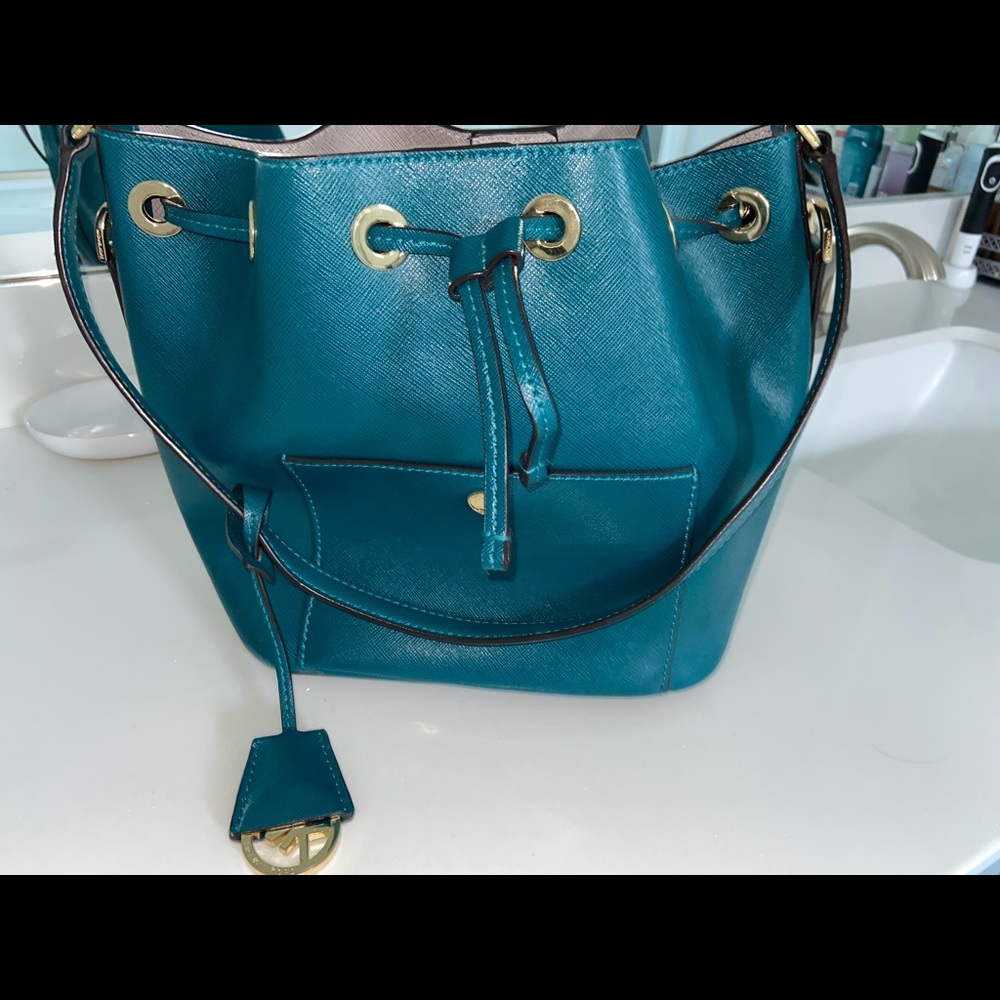 Michael Kors M SAFFIANO LEATHER BUCKET BAG - Picture 7 of 8